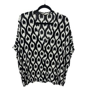 JODIFL Black and White Geometric Blouse‎ with Relaxed Fit